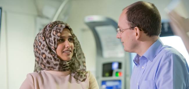 Doctor-speaking-to-a-woman