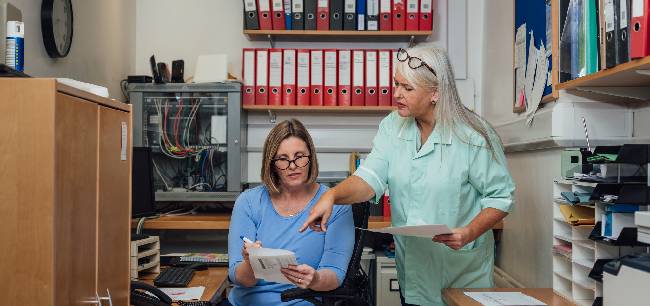 Healthcare-professionals-in-office