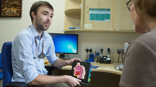 516x218male-doctpr-showing-model-to-patient