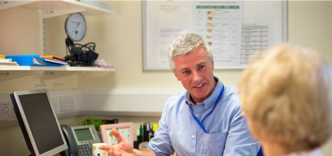 Dr-speaking-to-a-patient