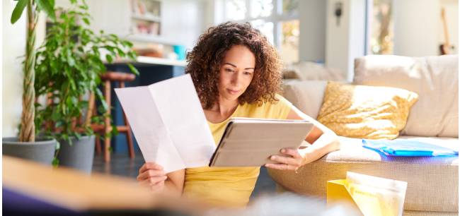 Woman-sitting-on-the-floor-and-reading